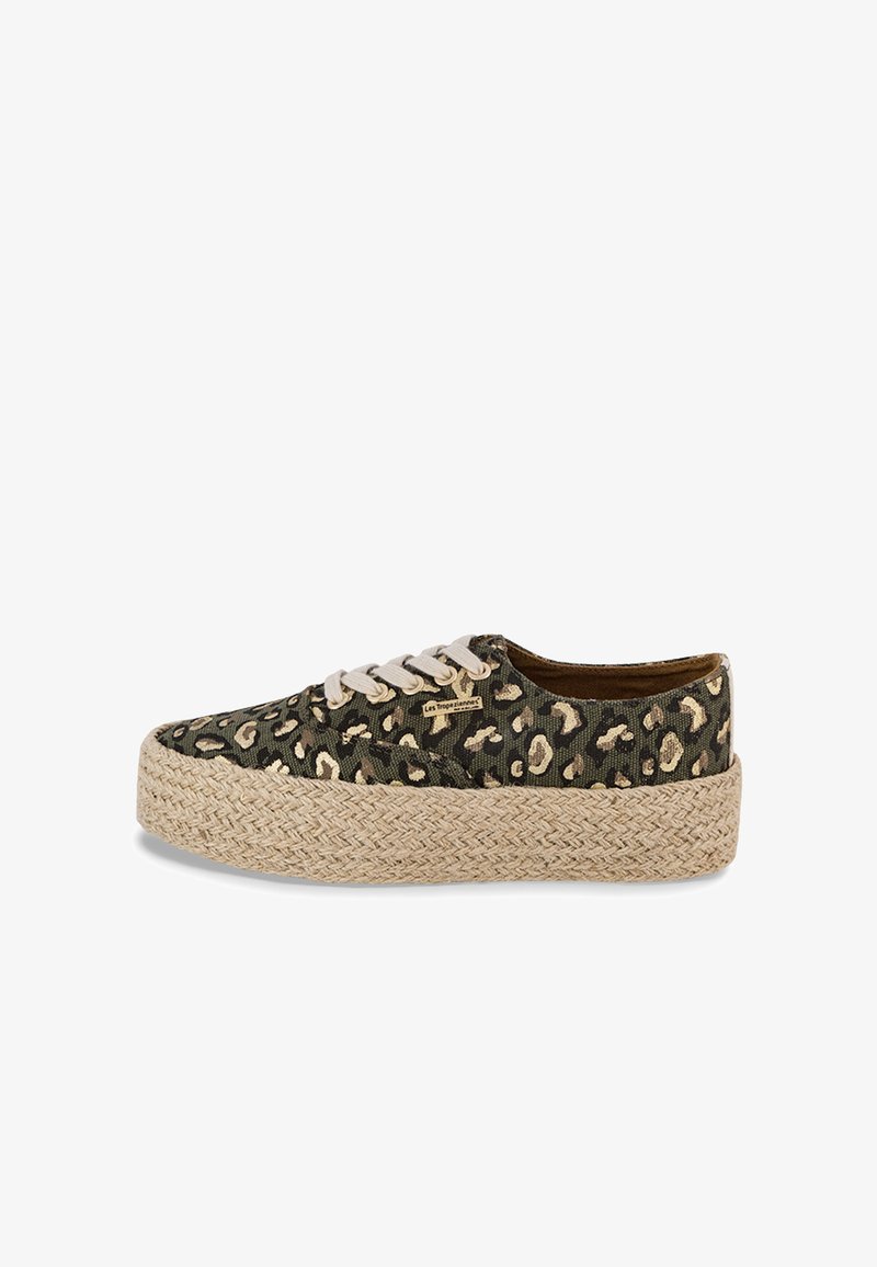 Niedrig geschnittener Sneaker mit beiger gewebter Sohle und grünem Leopardenmuster auf dem Canvas-Obermaterial, beige Schnürsenkel und kleinem Markenlabel.
