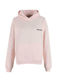 Rosa hettegenser med frontlomme og snøring på hetta. Har broderte tekster i svart, ribbestrikkede mansjetter og kant. Myk tekstur.