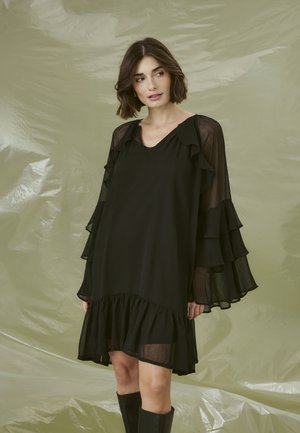 Rochie neagră cu mâneci din volane suprapuse și tiv evazat. Fabricată din material transparent, cu decolteu în V și siluetă fluidă.