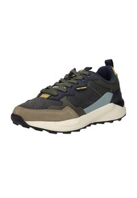 Heren sneakers met een mix van marineblauwe mesh, olijfgroen en tan suede, en een lichtblauwe accent. Rubberen buitenzool met zwarte tread. Gouden logo-detail.