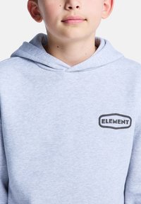 Szary hoodie uszyty z miękkiej mieszanki bawełny, z przednią kieszenią kangurką oraz naszywką z logo "ELEMENT" na lewej piersi.