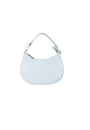 Borsa a mano in pelle intrecciata azzurro chiaro con manico corto e chiusura con cerniera argentata, mostrata su sfondo bianco.