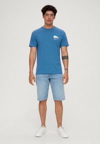 s.Oliver MIT FRONTPRINT - T-shirt z nadrukiem