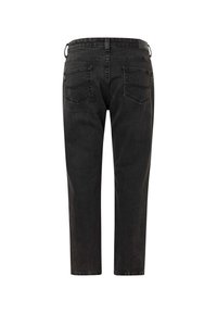 Jeans de mezclilla negra con un corte recto, cinco bolsillos y pasadores para cinturón. La tela tiene una ligera textura y un acabado limpio en el dobladillo.