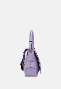 Lila Ledertasche mit strukturiertem Design, ausgestattet mit einem oberen Griff und einem abnehmbaren Tragegurt. Glatte Oberfläche und minimale Hardware-Akzente.