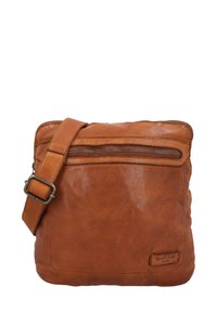 Hnědá kožená crossbody taška s přední kapsou na zip, nastavitelným ramenním popruhem, hladkým povrchem a raženým detailem loga.