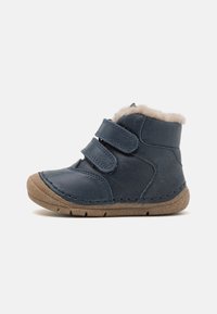 Bocanci din piele bleumarin cu două benzi Velcro, căptușeală din blană artificială, vârf rotund și talpă din cauciuc texturat de culoare marron. Detalii cusute pe laterale.