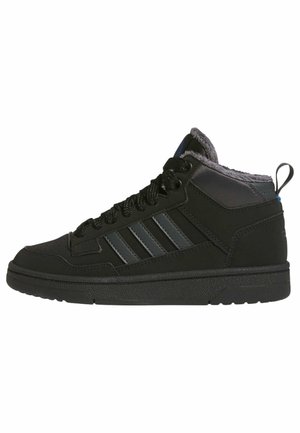 Sneaker nera high-top con strisce grigie, suola strutturata, lacci neri e fodera in pile grigia intorno al colletto della caviglia e alla linguetta.