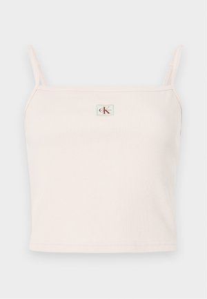 Lys rosa ribbet tanktop med tynne stropper, med firkantet hals og en liten, merket logo-lapp på forsiden.