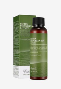 Benton Deep Green Tea Lotion i en mörkbrun flaska med ett svart lock, förpackad i en grön box med vit text och landskapsgrafik.