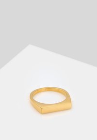 Goldfarbener Ring mit flachem, eckigem Design. Hergestellt aus Metall, hat er eine polierte Oberfläche und eine glatte Textur. Mit "925" graviert.