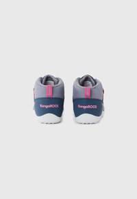 KangaROOS sneakers met een grijs en marineblauw bovenwerk, roze accenten op de hiel, een gevoerde kraag en een witte rubberen zool. Achteraanzicht weergegeven.