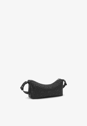 Bolso negro con textura, diseño acolchado floral, asa ajustable y cierre de cremallera sobre fondo blanco.