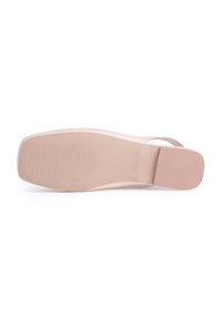 Sandal de tacón alto en color nude con un empeine suave y punta abierta. La suela presenta un patrón de agarre texturizado para mayor tracción.