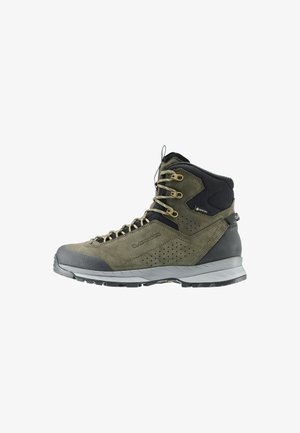 Groene suède wandelschoen met zwarte mesh kraag, gouden veterogen en grijze rubberen neuskap. Heeft een flexibele, gestructureerde zool en geperforeerde accenten.