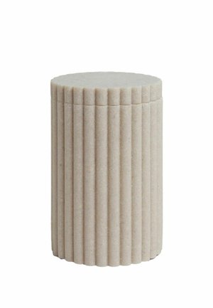 Cylindrisk beige skammel med lodrette riller, der dækker overfladen, og en flad top, vist mod en hvid baggrund.
