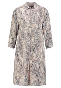 Płaszcz o długości średniej, z długimi rękawami, we wzór skóry węża w odcieniach beżu, czerni i jasnego brązu, z kołnierzem i zapięciem na guziki z przodu.