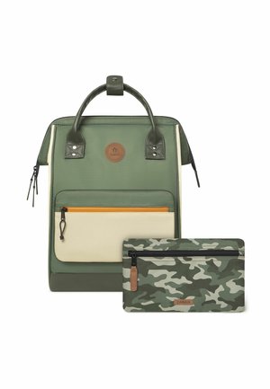Grüner Stoffrucksack mit beigen Akzenten, vorderer Reißverschluss-Tasche und Ledergriff; umfasst eine grüne Camouflage-Tasche mit Reißverschluss.