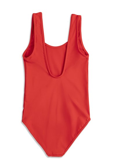 Maillot de bain une pièce rouge avec encolure dégagée profonde et larges bretelles, posé à plat sur un fond blanc.