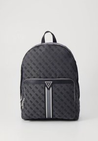 Svart mønstret ryggsekk med en frontlomme med glidelås, en logo-lapp og en vertikal stripe som aksent. Laget av slitesterkt materiale med polstrede stropper.