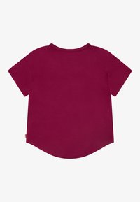 T-shirt a maniche corte e collo rotondo in cotone bordeaux scuro, con orlo curvo e dettagli minimi. Vestibilità comoda e casual.
