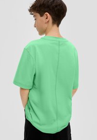 s.Oliver MIT SCHRIFTPRINT - Triko s potiskem - hellgrün