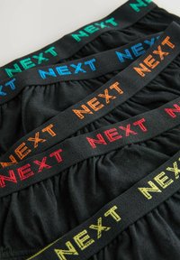 Boxeri negri cu banda elastică distinct colorată: verde, albastru, portocalie și roșie, toate având cuvântul "NEXT" brodat în contrast.