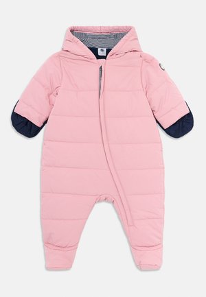 Rosa polstret baby snowsuit med marineblå votter festet, hette-design, stripet innerfôr og glidelås foran.