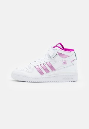 Białe sportowe buty Adidas typu high-top z metalicznymi różowymi paskami, różową wyściółką, paskiem wokół kostki i logo Adidas po boku oraz na podeszwie.