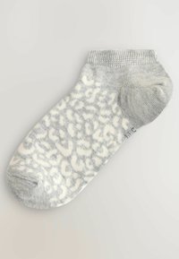Helle graue Knöchelsocke mit weißem Leopardenmuster, geripptem Bündchen, weichem Textil und verstärkter Zehenpartie.