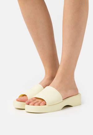 Geel platform schuifsandalen met een brede band en open teen. Gemaakt van glad materiaal, met een minimalistisch ontwerp en een dikke zool.