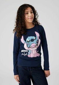 T-shirt à manches longues bleu marine avec un imprimé graphique de Stitch et Angel. Matériau en coton doux avec un col rond et une coupe décontractée.