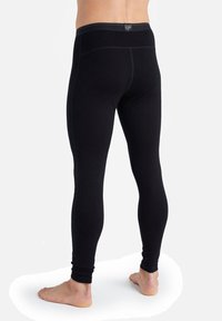 Leggings neri con una texture liscia, caratterizzati da una fascia alta in vita e polsini alla caviglia. Il design presenta cuciture minime e una silhouette aderente.