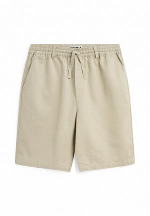 Shorts beiges décontractés avec ceinture élastique, cordon de serrage, passants de ceinture et poches latérales, présentés sur fond blanc.
