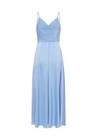 Robe maxi bleu clair sans manches avec fines bretelles, un décolleté bénitier et un détail froncé à la taille.