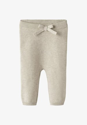 Gebreide beige kinderbroek met een gestructureerde afwerking, geribde tailleband en decoratieve strik aan de voorkant. Recht model.