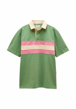 Kurzärmeliges grünes Poloshirt mit beigem Kragen und rosa-beigen horizontalen Streifen über der Brust, mit einem kleinen, gestickten Logo.