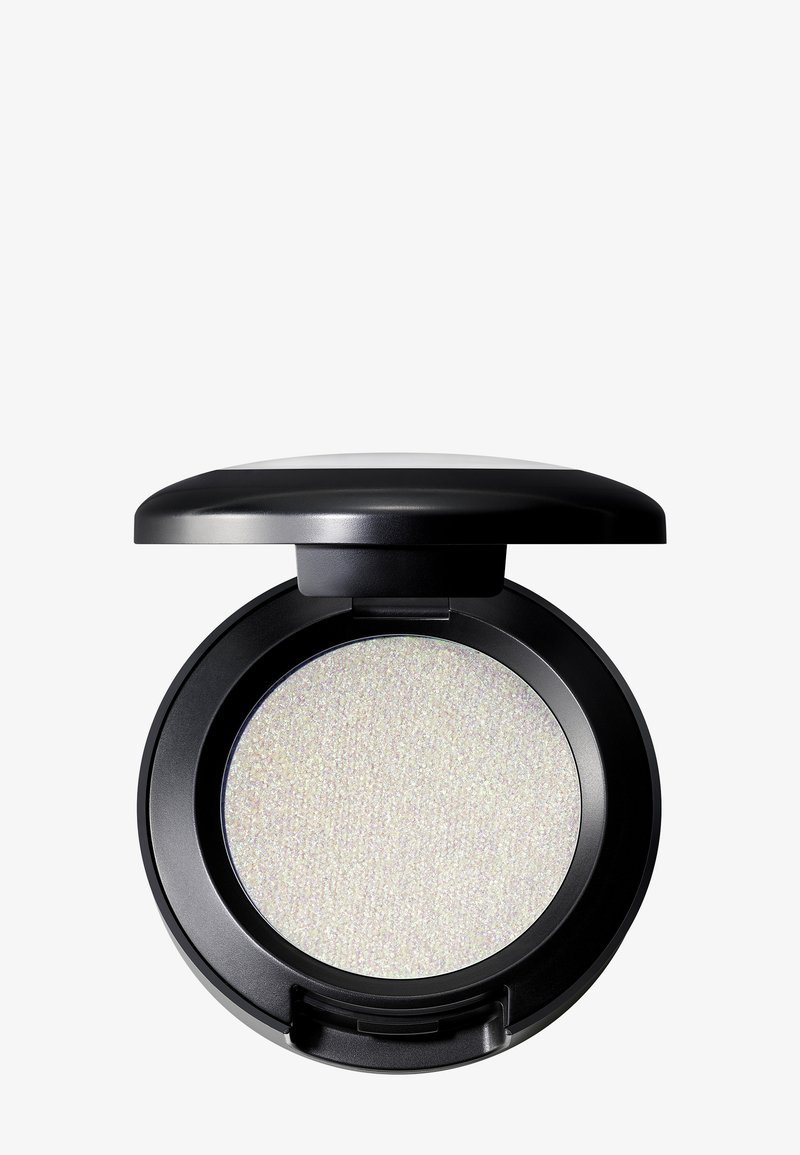 Rund, sort kompakt med et silkeagtigt, iriserende hvidt pudder indeni. Låget er glat og let buet, med en sikker lukning.