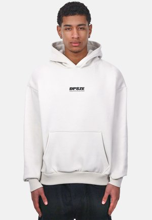 Sudadera blanca hecha de una tela suave, con un bolsillo frontal y puños acanalados. Logo centrado "DPSZE" en negro en la zona del pecho.