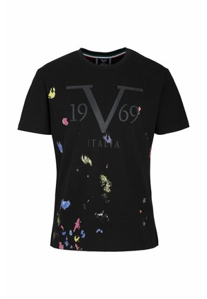 Czarny T-shirt z krótkim rękawem z dużym napisem "V 1969 ITALIA" oraz kolorowymi plamami farby w odcieniach niebieskiego, żółtego, różowego i fioletowego na przedzie.