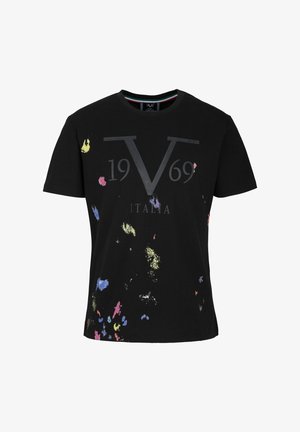 Czarny T-shirt z krótkim rękawem z dużym napisem "V 1969 ITALIA" oraz kolorowymi plamami farby w odcieniach niebieskiego, żółtego, różowego i fioletowego na przedzie.