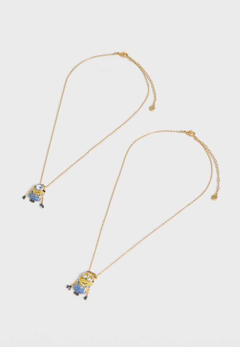 Δύο χρυσές αλυσίδες με μενταγιόν σε σχήμα Minion με μπλε και χρυσά κρύσταλλα, απλωμένες επίπεδα σε λευκό φόντο.