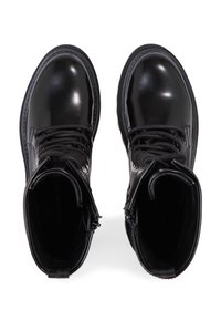 Černé kotníkové kožené boty s kulatými špičkami, texturovanými tkaničkami a bočními zipy pro snadné nošení. Lesklý povrch s polstrovaným límcem.