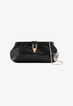 Pochette en cuir synthétique noir effet crocodile avec un fermoir décoratif en métal doré et une bandoulière en chaîne amovible. Texture lisse, forme rectangulaire.
