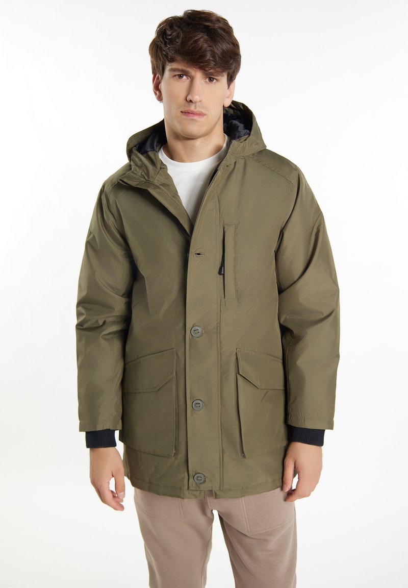 Parka con cappuccio di colore verde oliva realizzata in tessuto morbido. Presenta grandi tasche frontali, chiusura con bottoni e polsini elasticizzati. Fodera interna.