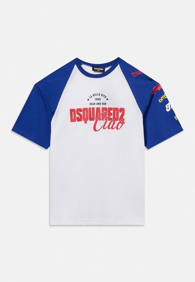 Κοντομάνικο λευκό T-shirt με μπλε μανίκια raglan, κόκκινο κείμενο "DSQUARED2 Ciao" και επιπλέον πολύχρωμο κείμενο στο δεξί μανίκι.