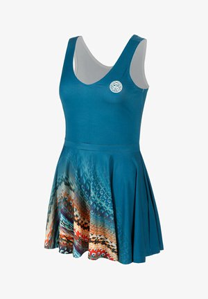 Mouwloze turquoise jurk met een aansluitend bovenstuk, uitlopende rok en een meerkleurig geometrisch patroon langs de onderkant.