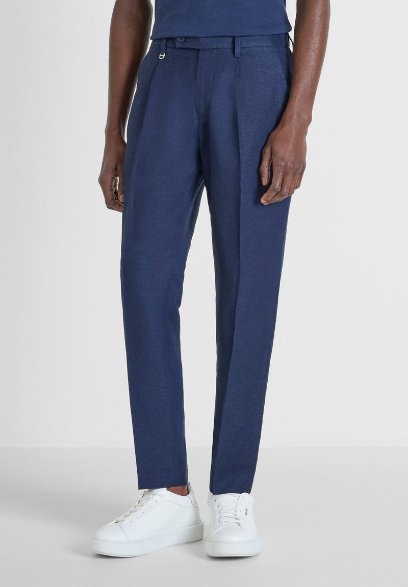 Navyblauwe linnenbroeken met een recht model, voorzien van een platte voorkant, riemlussen en een enkele zilverkleurige detail rond de taille.