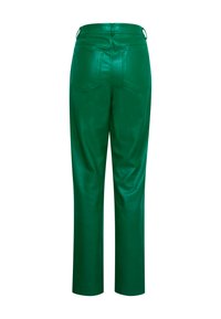 Pantalones de cuero de cintura alta de color verde oscuro con piernas rectas y dos bolsillos traseros, mostrados desde la parte trasera sobre un fondo blanco.