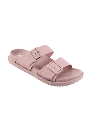 Roze instap sandaal met twee verstelbare gespen en een gestructureerde zool, ontworpen voor casual gebruik.